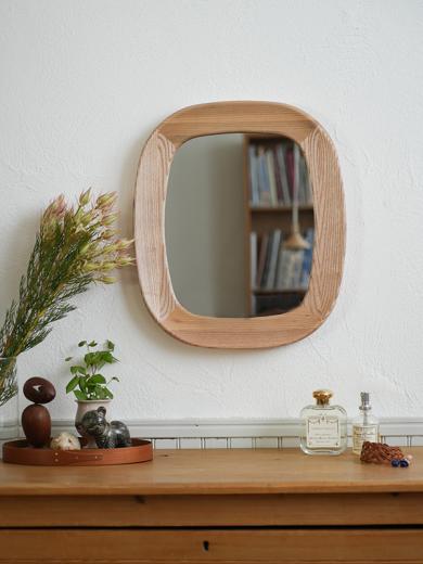 MOI wall mirror